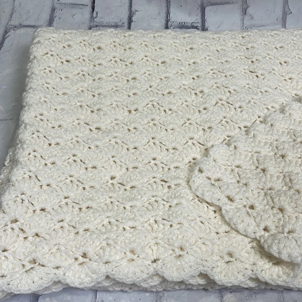 Handmade Crochet Afghan Cream Shell Stitch Scalloped Edge Throw Blanket